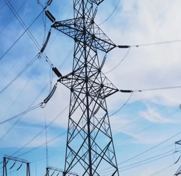 Förhållandet mellan transmissionstornet och spänningen