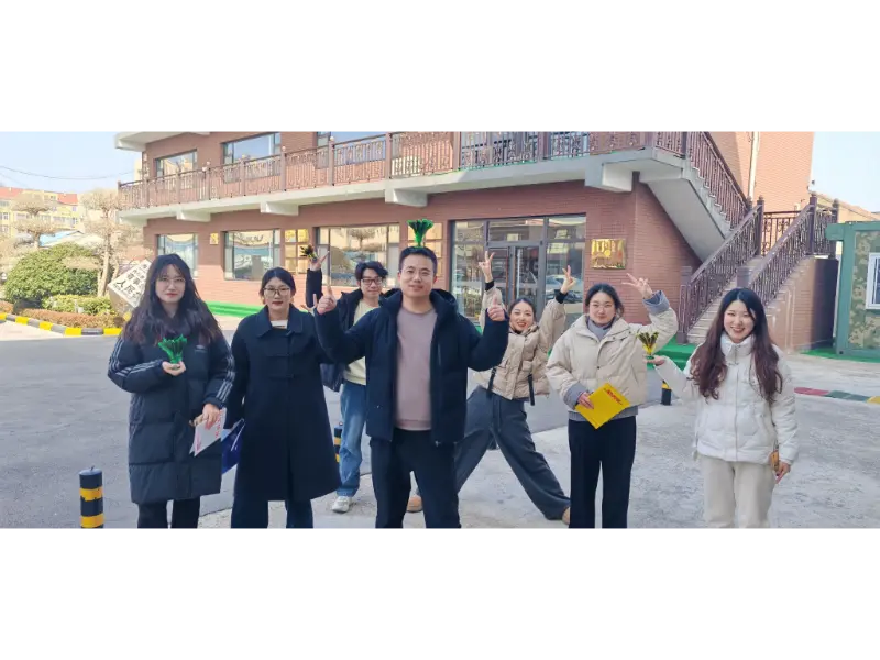 Maotong utomhusfjäderboll sparkar efter lunch