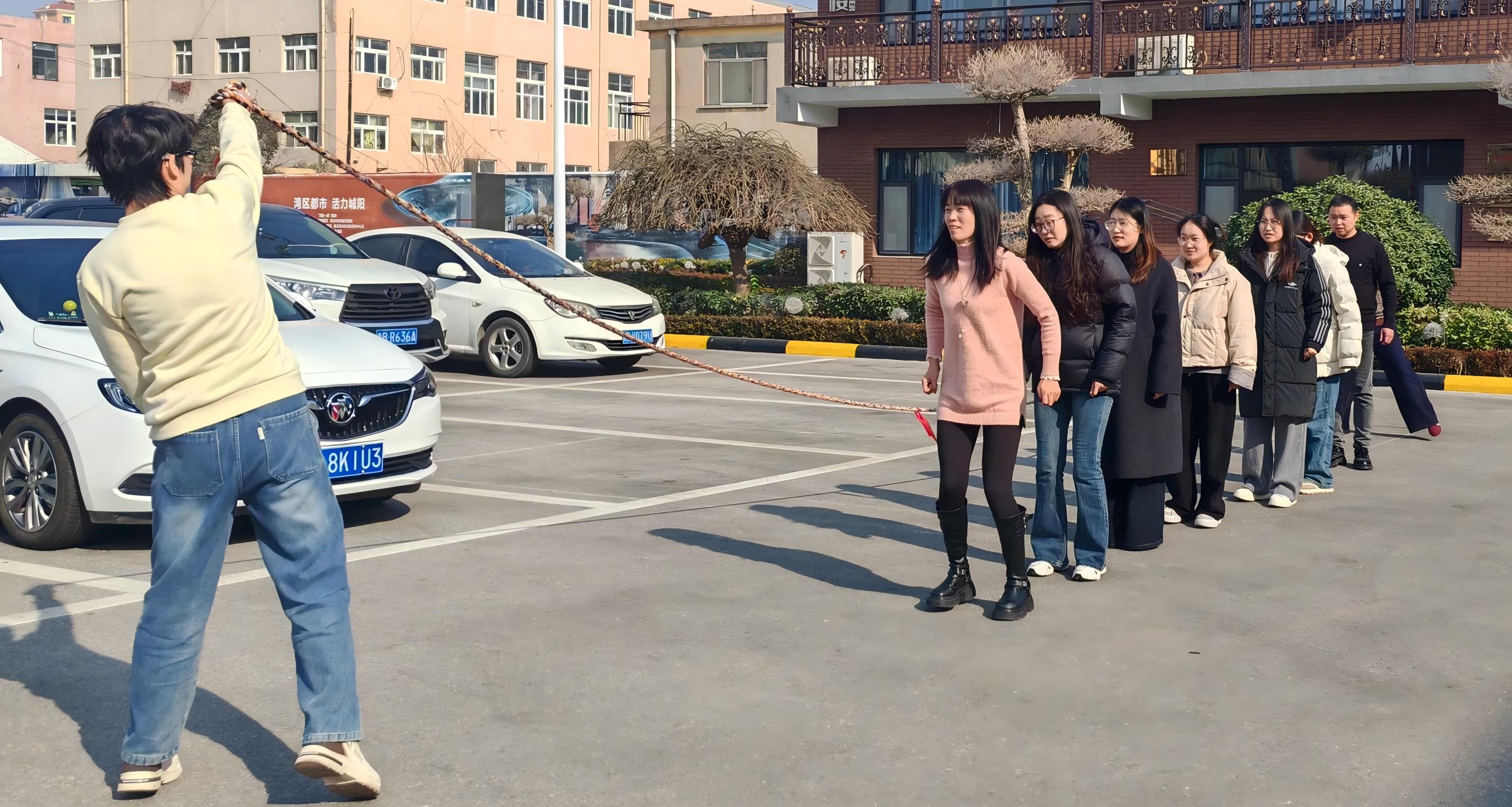 Maotong håller rolig dragkamp och hopprep