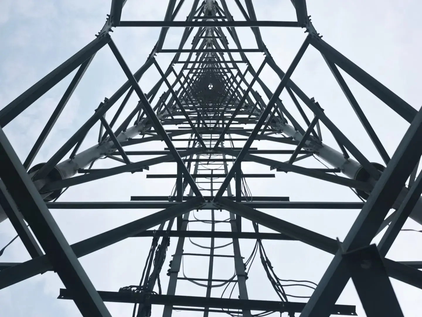 Symmetrisk estetik för transmissionstorn